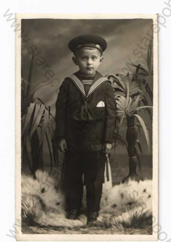  - Chlapec v námořnické uniformě, foto J.Jasanský