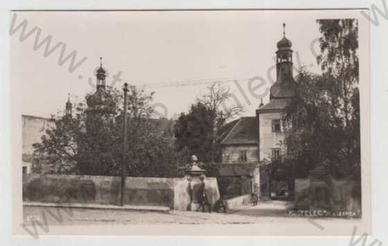  - Kostelec nad Černými lesy (Mělník), pohled ulicí, brána, Bromografia