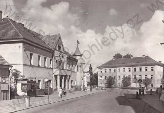  - Vlašim, Benešov, Komenského ulice, Husovo náměstí, domy, postavy, automobil