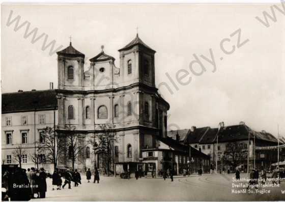  - Bratislava, Slovensko, částečný záběr města, kostel