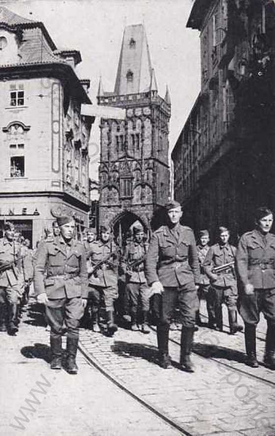  - Prašná brána, Praha, vojenská přehlídka 1945, vojáci