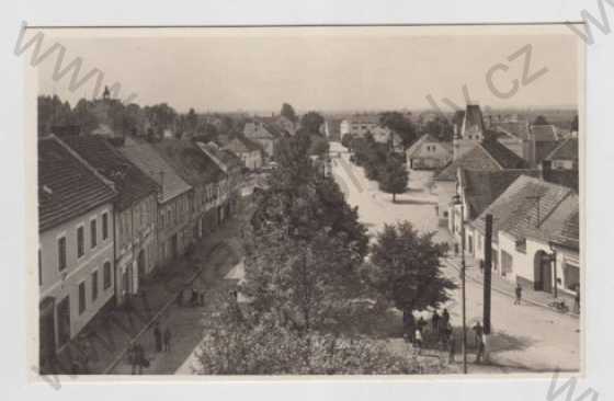  - Hrochův Týnec (Chrudim), náměstí, částečný záběr města, bicykl, Grafo Čuda Holice