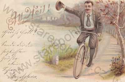  - All Heil!, Muž jedoucí na kole podél rybníky a v ruce drží čepici, DA, barevná