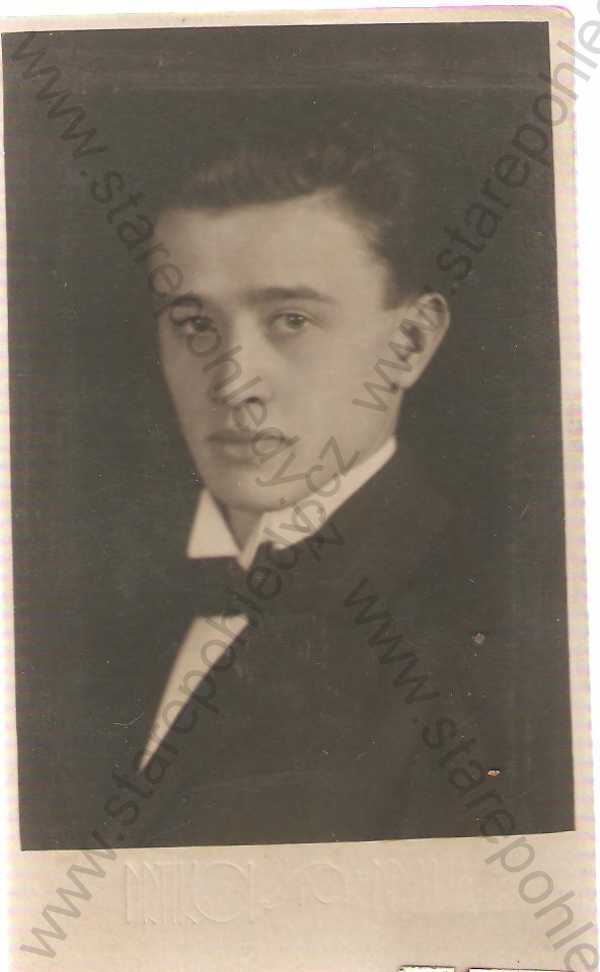  - František Drtikol - portrét mladého muže; z tvrdého papíru