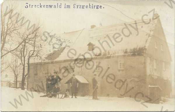  - Větrov (Streckenwald im Erzgebirge) - hostinec, lidé (lyžař, sáně)