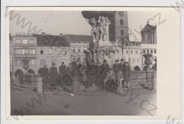  - České Budějovice (Budweis) - skupinové foto - kašna na náměstí