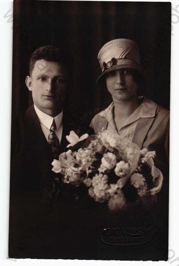  - Milostné páry žena s květinou v klobouku, muž foto Vlasák