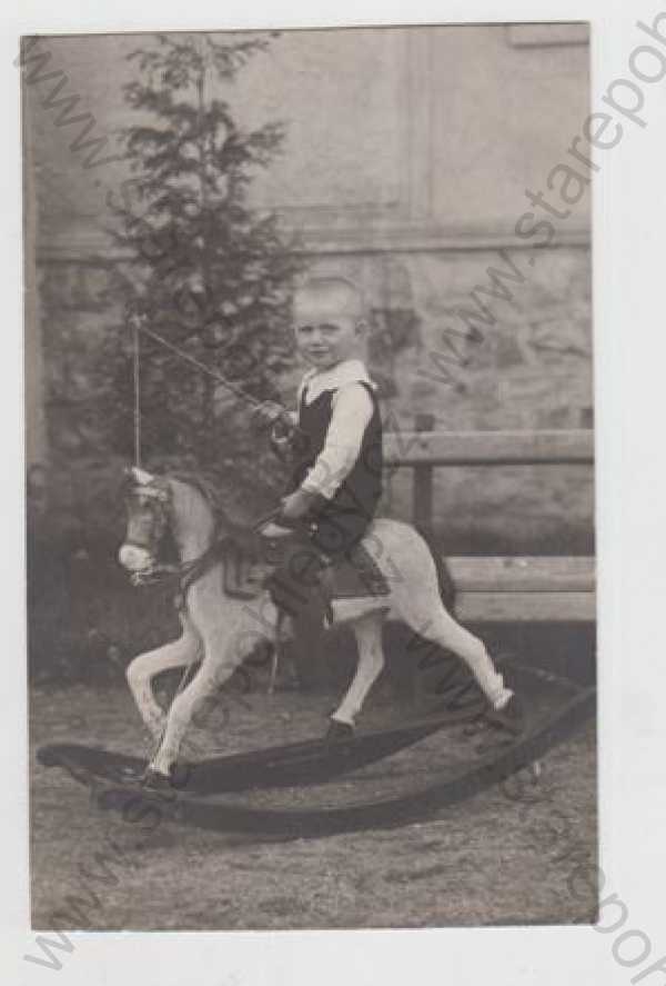  - Děti - foto, dítě, šaty, houpací kůň
