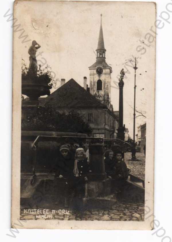  - Kostelec nad Orlicí Rychnov nad Kněžnou ,částečný záběr města, děti, kašna