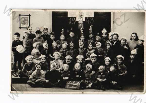  - Skupinový portrét, dětská družina, Praha 1943, foto J. Tasner