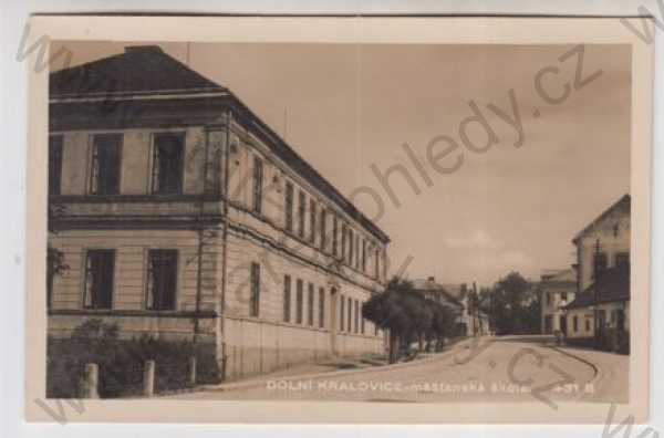  - Dolní Kralovice (Benešov), škola, pohled ulicí