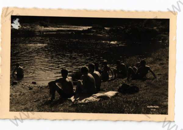  - Skupinové foto, lidé u řeky, Foto-Fon 