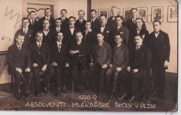  - Skupinový portrét - absolventi mlékařské školy v Plzni, 1928-29