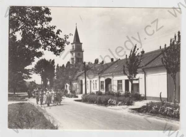  - Tvrdonice (Břeclav), pohled ulicí, kostel