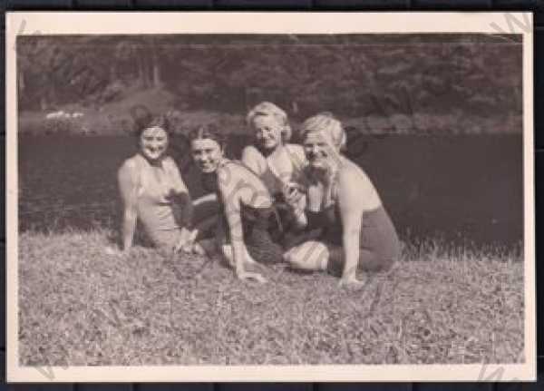  - Lázně Bechyně (Tábor), ženy na břehu řeky