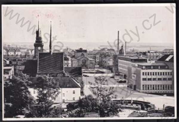  - Pardubice, částečný záběr města, hodiny na věži, automobil