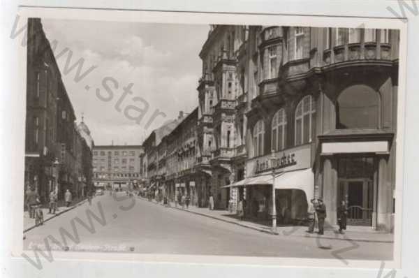  - Cheb (Eger), pohled ulicí, bicykl