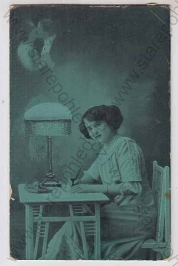  - Žena - foto, stůl, lampička, pero, milostné páry, dopis, vzpomínka