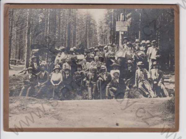  - Železná Ruda - Černé jezero (na ceduli), skupinové foto, celoplošně nalepeno na tvrdé kartě, velký formát
