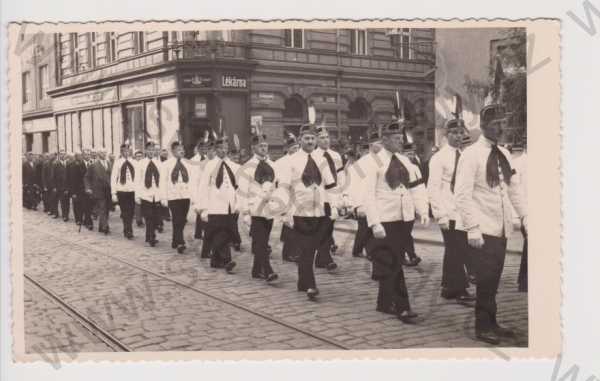  - Plzeň - slavnostní průvod, lékárna, obchod, foto Valentin