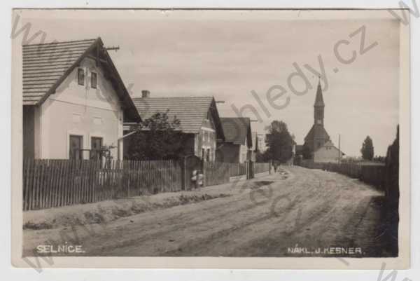  - Selmice (Pardubice), pohled ulicí, kostel