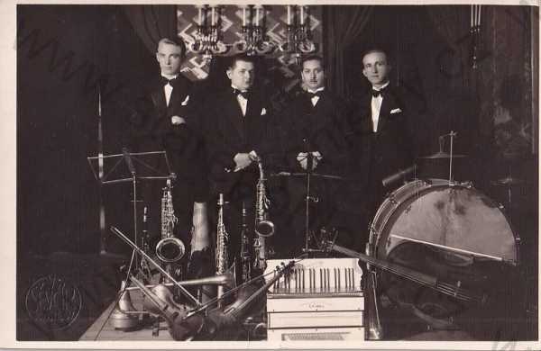  - Skupinový portrét - Orchestr, hudba, skupina hudebníků, hudební nástroje, Prostějov 1931