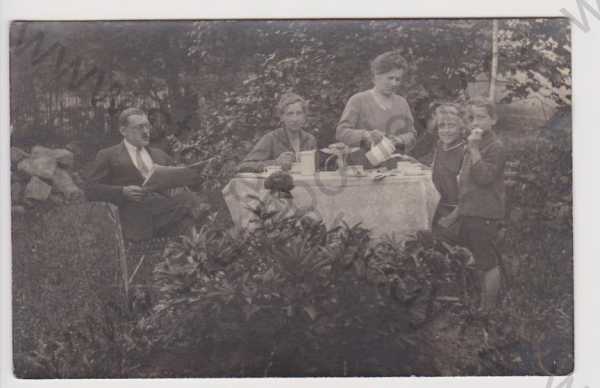  - Skuhrov - zahrada, rodinné foto