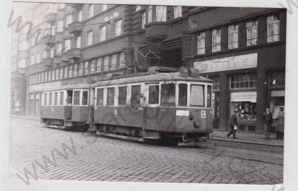  - Ostrava  - Tramvaj 258  na ulici, cca 1960-70