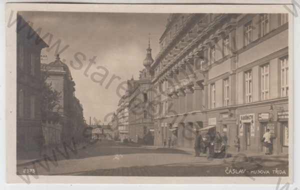  - Čáslav (Kutná Hora), pohled ulicí, Husova třída, automobil