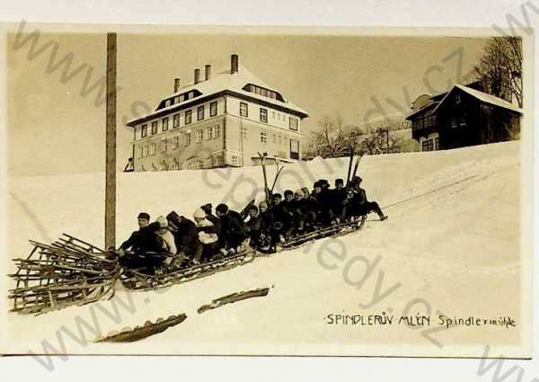  - Špindlerův Mlýn - skupinový portrét, lyžaři, sáně
