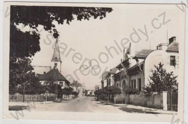  - Milovice (Nymburk), pohled ulicí, kostel