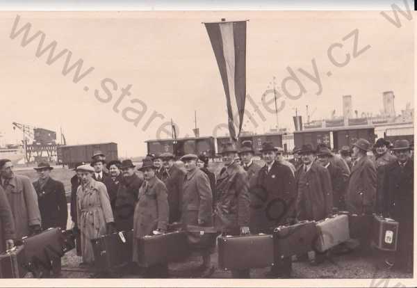 - Skupinový portrét skupina mužů s kufry nádraží vlak 1934