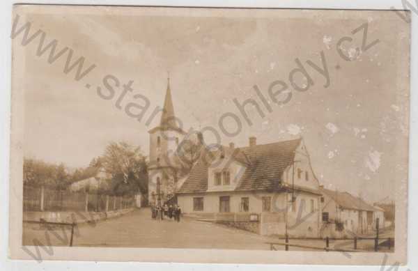  - Lešná u Valašského Meziříčí (Vsetín), kostel, pohled ulicí