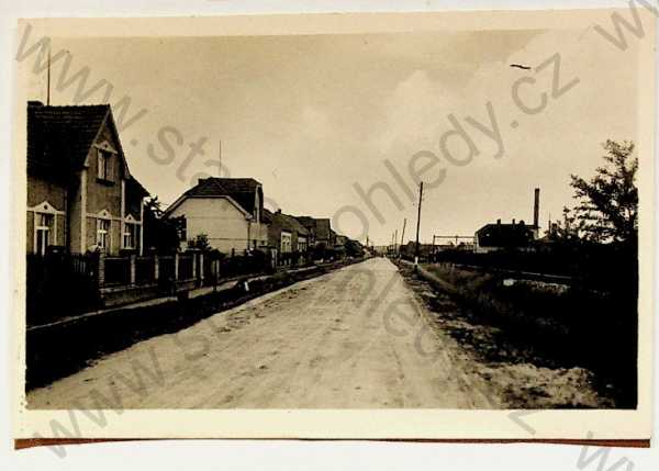  - Třebestovice (Nymburk) - pohled ulicí, koleje