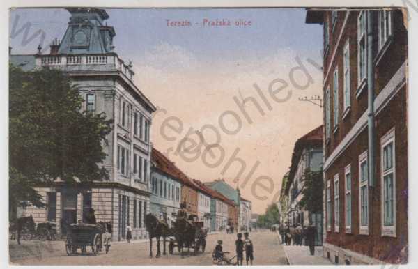  - Terezín (Litoměřice), pohled ulicí, Pražská ulice, kůň, kočár, kolorovaná
