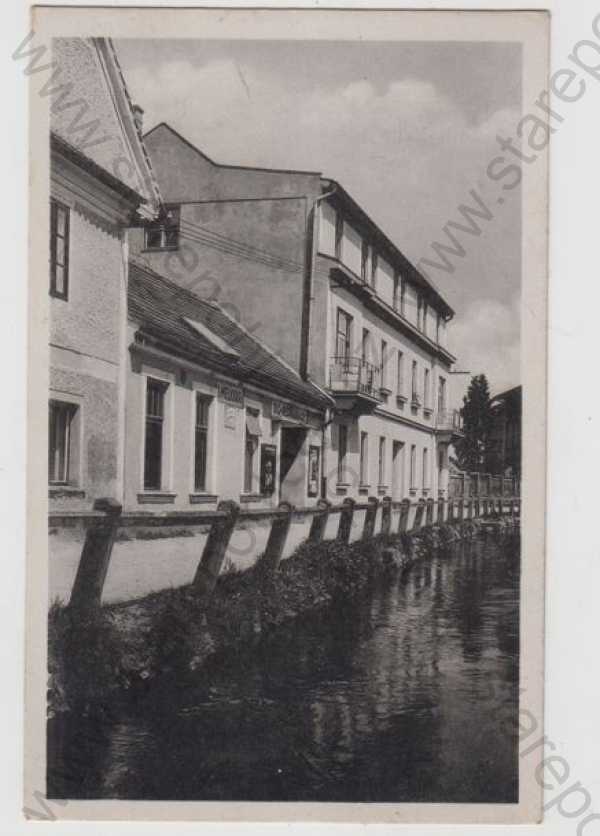  - Třeboň (Jindřichův Hradec), pohled ulicí, Bio restaurace, řeka