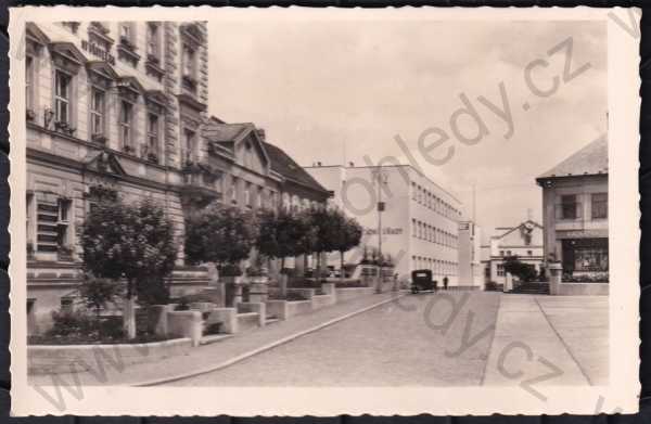  - Kostelec nad Orlicí (Rychnov nad Kněžnou), část náměstí, pohled ulicí, automobil, Fototypia-Vyškov