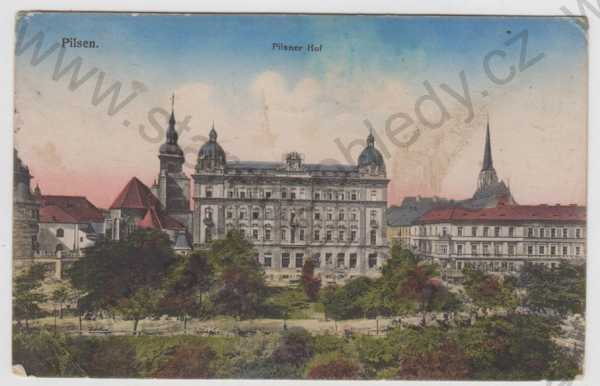  - Plzeň (Pilsen), Pilsner hof, částečný záběr města, kolorovaná