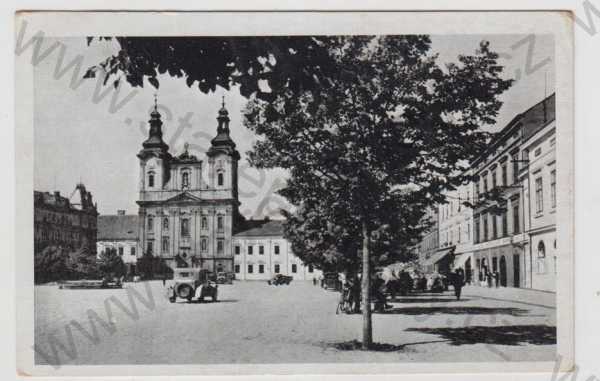  - Uherské Hradiště, náměstí, kostel, automobil
