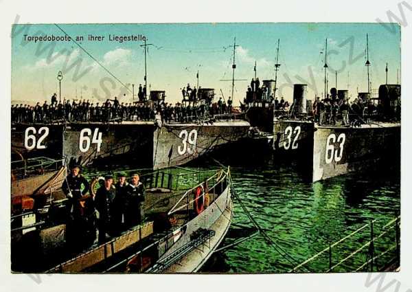  - Vojenství - Torpédové čluny v přístavu, kolorovaná