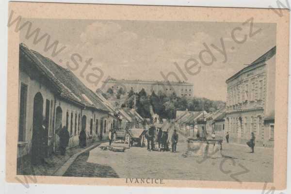  - Ivančice (Brno - venkov), pohled ulicí, kůň, povoz