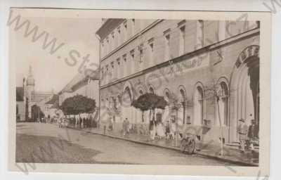  - Krnov (Bruntál), pohled ulicí, bicykl, obchod, reklama, automobil