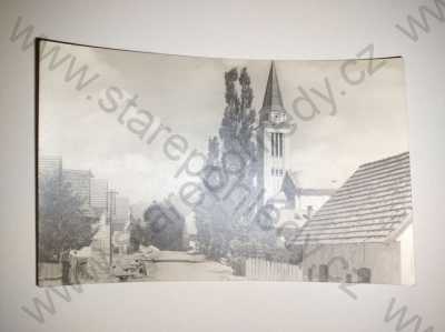  - Slovensko - Liptovská Kokava - pohled ulicí, kostel