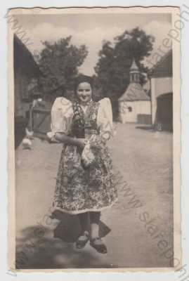  - Stráž u Domažlic (Domažlice), české národní kroje, žena, kroj, kaplička, slepice, foto J.Švec