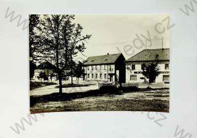  - Střelské Hoštice - střed obce, pomník