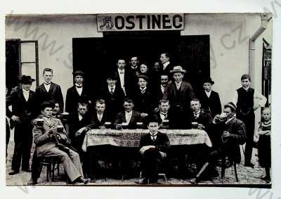  - Bystřice - hostinec, skupinový portrét, real foto