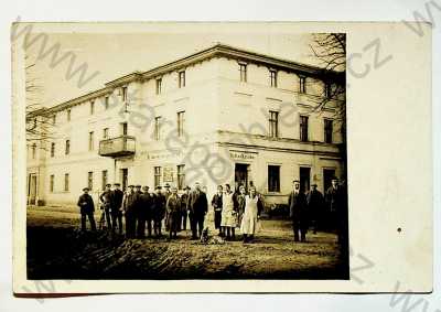  - Neurčitelné - záhady - hostinec, skupinový portrét, personál, pes, bicykl, soukromé foto