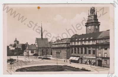 - Pardubice, kostel sv. Bartoloměje, Zelená brána, náměstí, automobil, bicykl, foto J.Švec