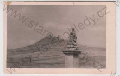 - Hazmburk (Hasenburg, Haznburk) - Litoměřice, hrad, zřícenina, pohled z dálky, socha
