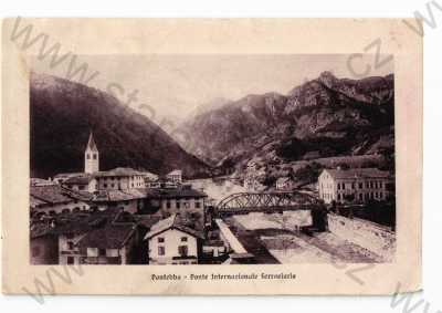  - Pontebba, Itálie, částečný záběr města, most